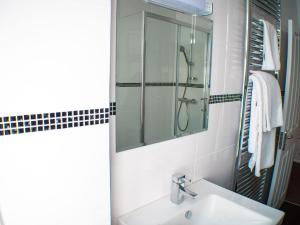 道格拉斯梅勒塞德酒店的白色的浴室设有水槽和镜子