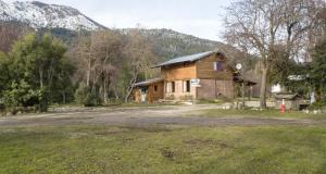圣卡洛斯-德巴里洛切Hostel Los Coihues的一座山地木屋