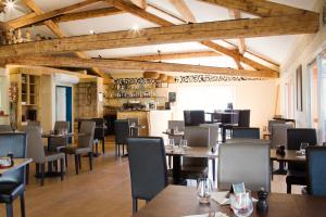 蒙彼利埃Kyriad Montpellier Sud - A709的餐厅设有木制天花板和桌椅