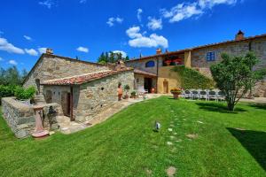 波吉奥的圣多纳托Villa Sonia by PosarelliVillas的享有带庭院的石头房子的外部景色