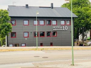 哥德堡10号旅舍的建筑的侧面有标志