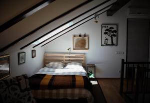 图赫尔斯克利普利采Apartments Livun Tuheljske Toplice的阁楼上的卧室配有一张大床