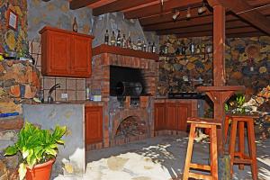 蒂哈拉费Villa La Hoya的一间带壁炉的厨房的绘画作品
