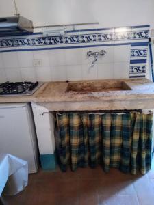 萨尔泰阿诺Agriturismo Stigliano的厨房配有水槽和炉灶