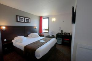 坎尼斯伊克鲁斯Enzo Hotels Cannes-Écluse by Kyriad Direct的一间设有大床和窗户的酒店客房