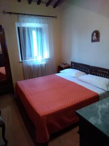 萨尔泰阿诺Agriturismo Stigliano的一间卧室配有一张带红色毯子的大床