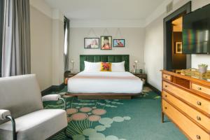 Hotel Clermont Atlanta, by Oliver客房内的一张或多张床位