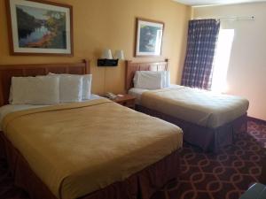 埃文斯维尔埃文斯维尔东美洲最佳价值旅馆的酒店客房设有两张床和窗户。