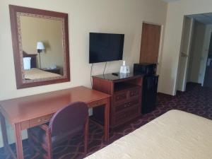 埃文斯维尔埃文斯维尔东美洲最佳价值旅馆的酒店客房配有书桌和镜子