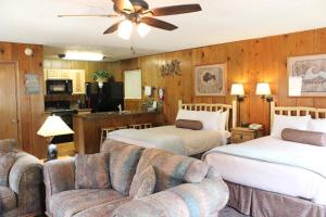 红河Copper King Lodge的一间带两张床和一张沙发的客厅