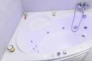 苏梅Studio Suite near Lake with Jacuzzi的浴室设有带淋浴的白色浴缸。