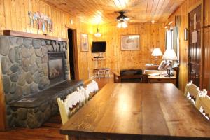 红河Copper King Lodge的一间带木桌和壁炉的用餐室