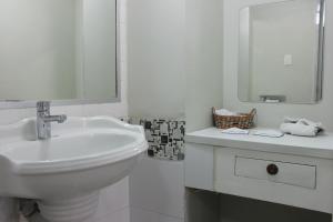 普埃布拉阿里斯托斯普布拉的白色的浴室设有水槽和镜子