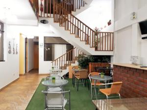 帕拉卡斯Hostal Mendieta的配有桌椅和楼梯的房间