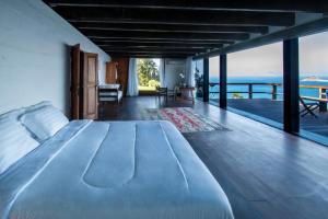 里约热内卢CLIFFSIDE - Boutique Hotel & Spa的卧室内的一张大床,享有海景