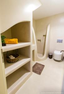 纳克索乔拉Aerides Villas的一间带白色架子和卫生间的浴室