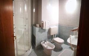 威利酒店的一间浴室