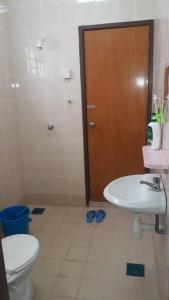 马六甲Faeyz Homestay Melaka的一间带卫生间、水槽和门的浴室