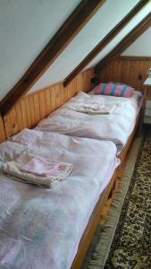 亚诺夫纳德尼索Chalupa Severak的配有两张未铺床的就寝室