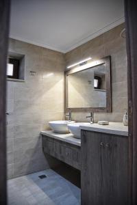 巴利恩Villa Anna的浴室设有2个水槽和镜子