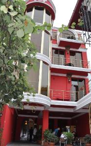 巴统hotel amber的一座红色的建筑,外面的人