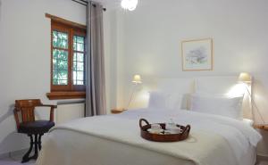 PinakátaiSakali Mansion的卧室配有一张白色的床,上面有篮子