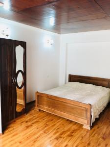 马钦加里Guest House Maxim的一间卧室配有一张床和一扇木门