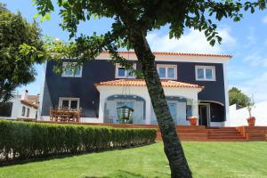 辛特拉HappySintra GuestHouse by Casa do Preto的一座带蓝色墙壁和庭院的房子
