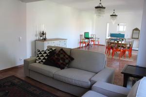 HappySintra GuestHouse by Casa do Preto的休息区