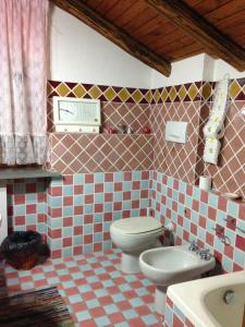 洛克里Penisola Verde b&b的瓷砖浴室设有卫生间和水槽