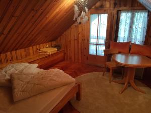 滨湖科伊查赫Chalet am See的卧室配有一张床和一张桌子