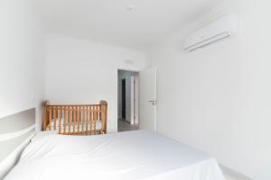 皮亚斯Villa UA的白色卧室配有床和椅子