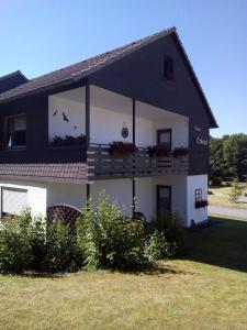 梅德巴赫Pension Orketal的大型黑白色房屋设有阳台