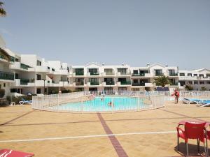 Playa de las Cucharas Apartments内部或周边的泳池