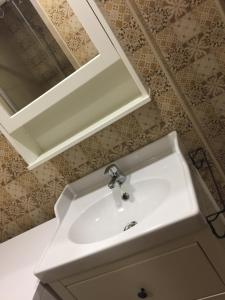 托莱多Apartamento Tolaitola的浴室设有白色水槽和镜子