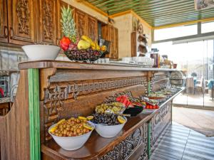 格雷梅米拉特窑洞酒店的包括一碗水果和蔬菜的自助餐