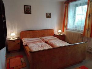 JanovicePension u Adršpachu - Dana Tyšerová的卧室内的一张床位,配有两张台灯