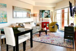 西基隆拿Copper Oasis的客厅配有沙发和桌子