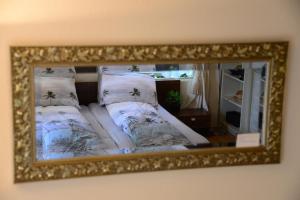 RenkumIt tunhuske的墙上的镜子,床上配有枕头