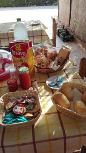 阿尔盖罗B&B ARENOSU25的一张桌子,上面有食物和面包篮