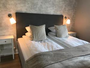瑟尔沃斯堡Hotell Humbla的卧室内的两张床,墙上有两盏灯