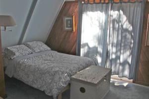 弗拉格斯塔夫Flagstaff Chalet的一间卧室设有一张床和一个窗口