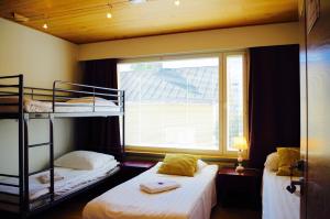 罗瓦涅米北极之心旅馆的带窗户的客房内的两张双层床