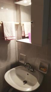 阿基奥斯基利考斯Iasonas Rooms的浴室配有盥洗盆、镜子和毛巾