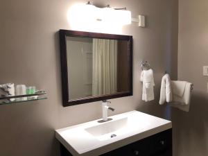 桑德贝旅行汽车旅馆的浴室设有白色水槽和镜子
