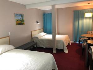 桑德贝旅行汽车旅馆的酒店客房设有两张床和一张桌子。
