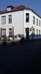 克桑滕Weindepot Xanten的街道边的白色大建筑