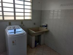 莫科卡Ed. Profº Manoel Vaz Lobo的一间带水槽和垃圾桶的浴室