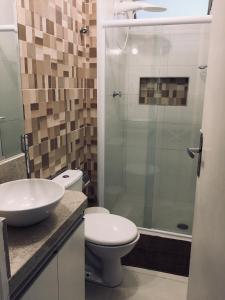 瓜鲁雅Boulevard Center的一间带卫生间和玻璃淋浴间的浴室