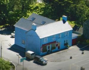 法伦福尔Herlihy's, Half-Way-House的一辆停在前面的卡车的蓝色建筑